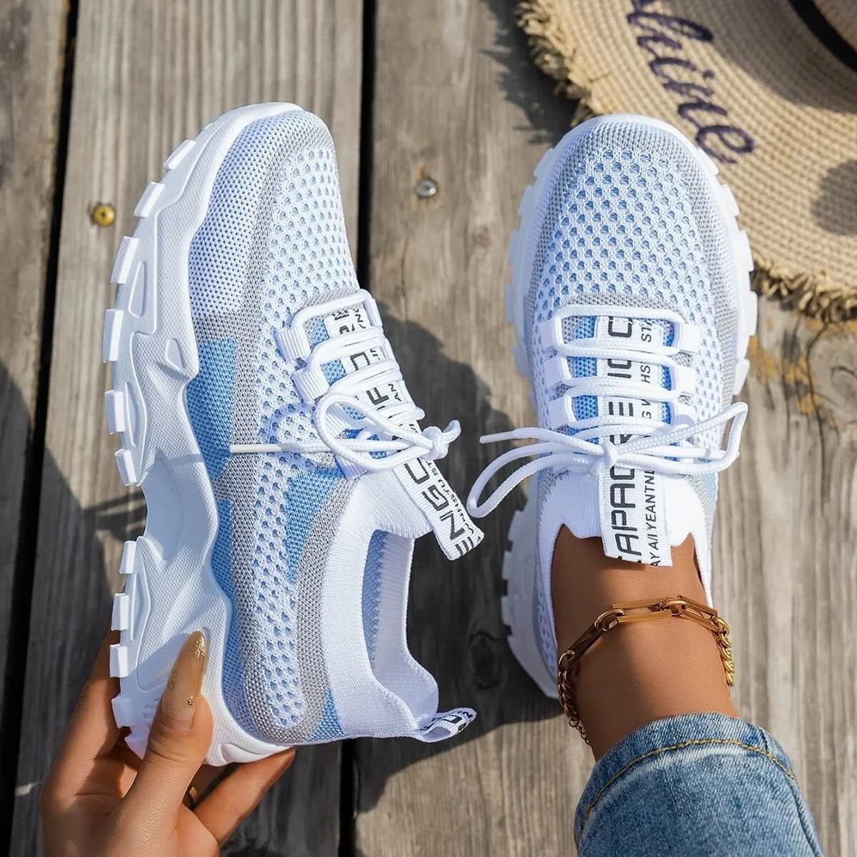 CloudWeave – Lätta Slip-On Sneakers för Dam med Andningsbar Flyknit, Snörning och Låg Klack